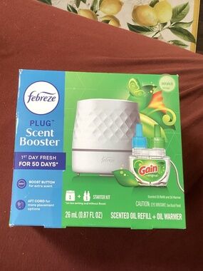 Febreze Plug Scent Booster Scented Oil Refill + Oil Warmer NEW
